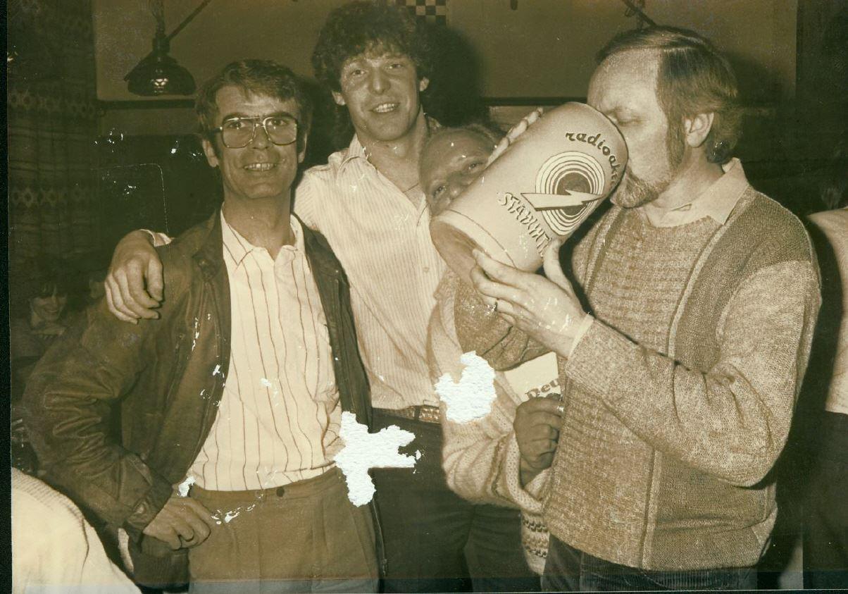 RADIO AKTIV 1984 bereits der erste von Hörern gegründete Stammtisc hLINKS UND RECHTS VON MIR die Gründer des Stamnmtisches ......